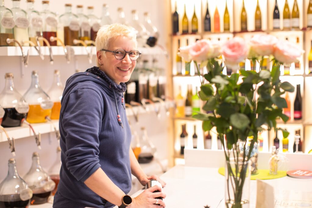Die Inhaberin des Weinladens in ihrem Geschäft