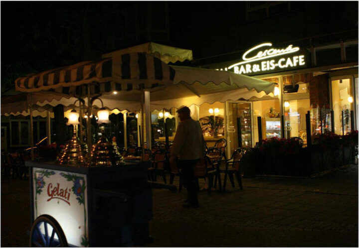 Eiscafé Cercenà mit nächtlicher Beleuchtung als Außenansicht