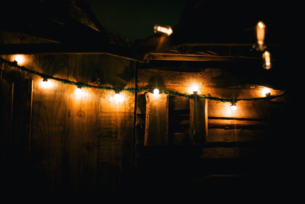 Lichterkette vor Holzwand im Findorffer Winterdorf