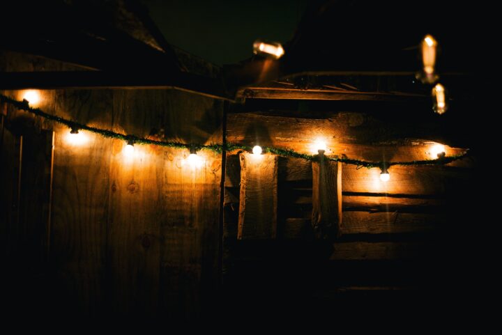 Lichterkette vor Holzwand im Findorffer Winterdorf