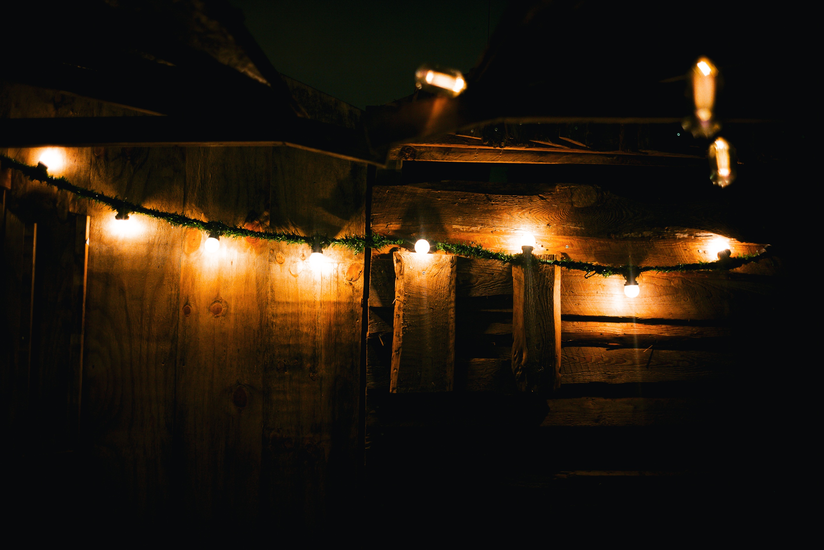 Lichterkette vor Holzwand im Findorffer Winterdorf