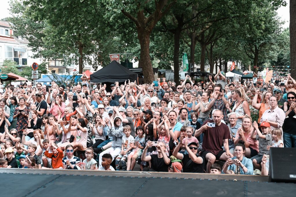 Jubelndes Publikum an der Bühne beim Dorfffest