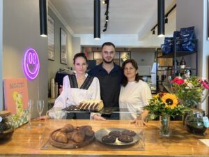 Gruppenfoto des familiengeführten Cafés