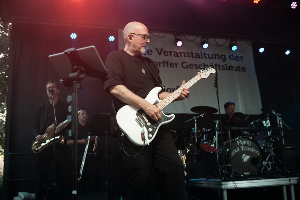 Foto des Gitarristen der Flying Soul Toasters auf dem Findorffer Dorfffest 2025
