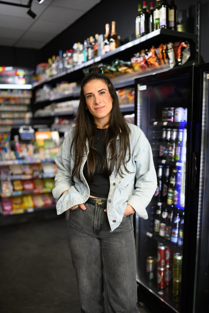 Die Inhaberin des Kiosks steht in Ihrem Geschäft