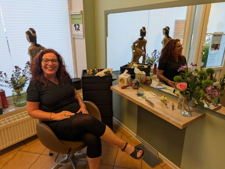 Susanne Toraman im Friseursessel vor dem Spiel sitzend in ihrem Salon