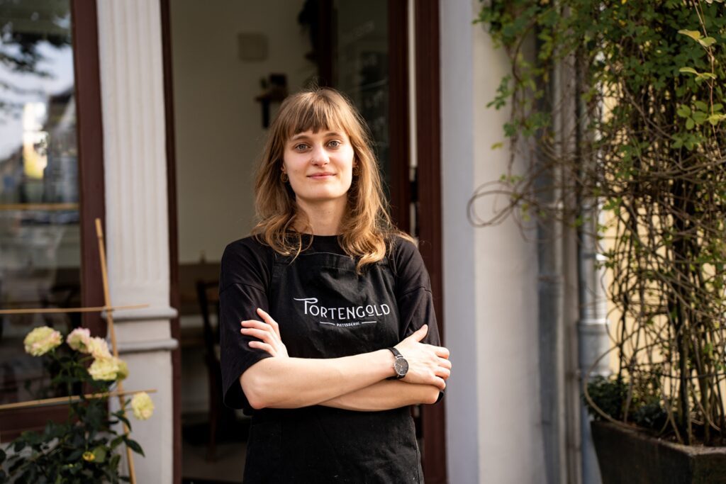 Inhaberin Waltraud Schnitzler vor ihrer Patisserie