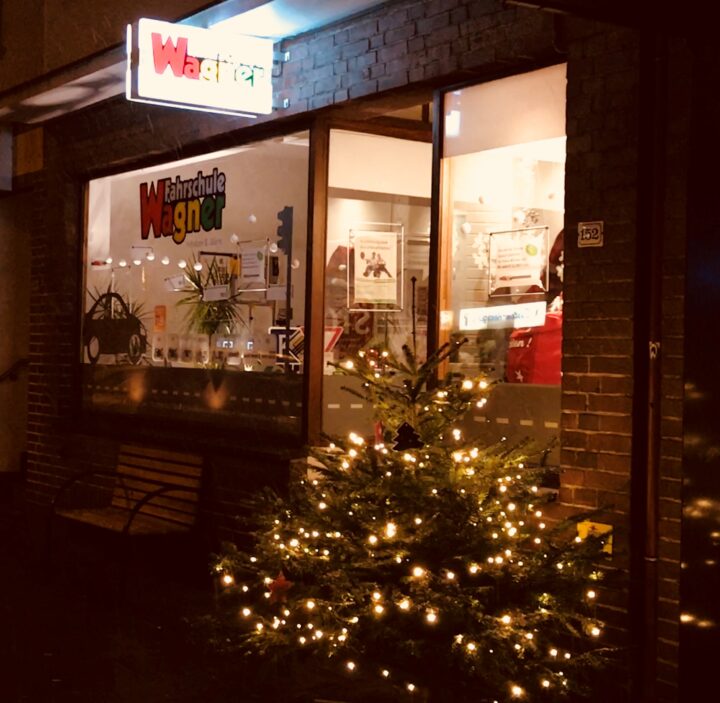 Leutender Weihnachtsbaum vor der Fahrschule Wagner