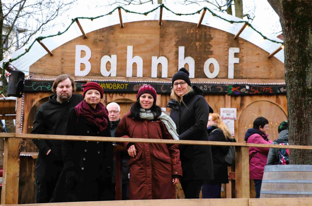Gruppenbild lächelnder Personen aus dem Vorstand im Winterdorf