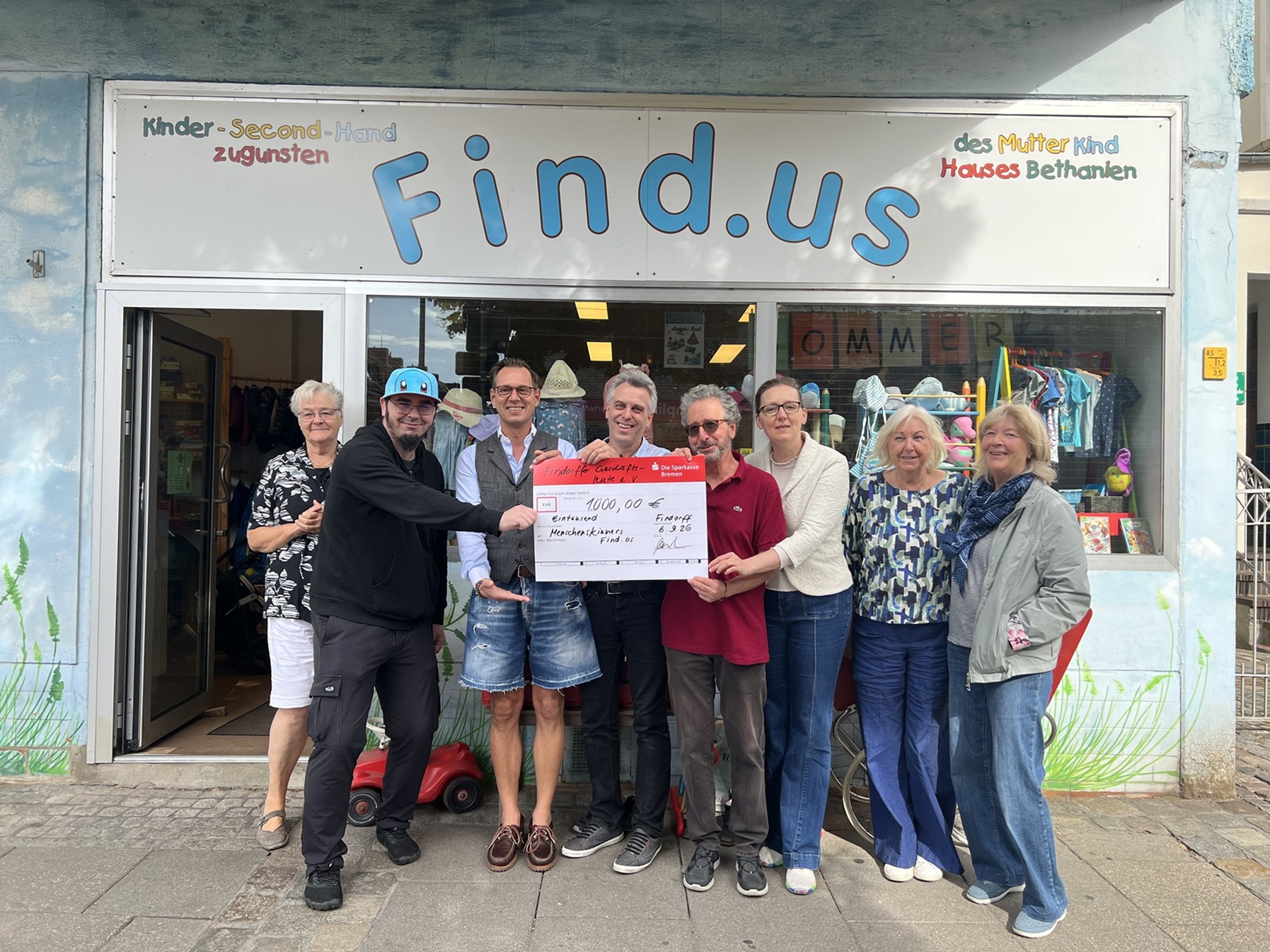 Gruppenfoto vor dem Geschäft findus in der Hemmstraße