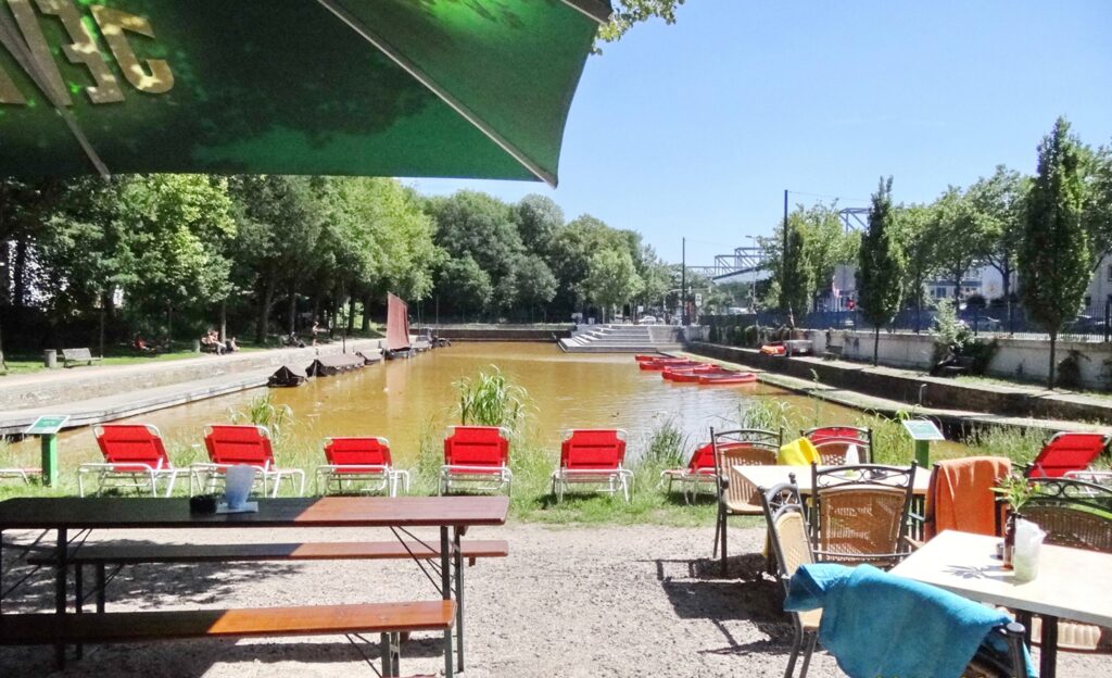 Bierbänke im Biergarten mit Blick auf den Torfhafen.