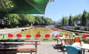 Bierbänke im Biergarten mit Blick auf den Torfhafen.