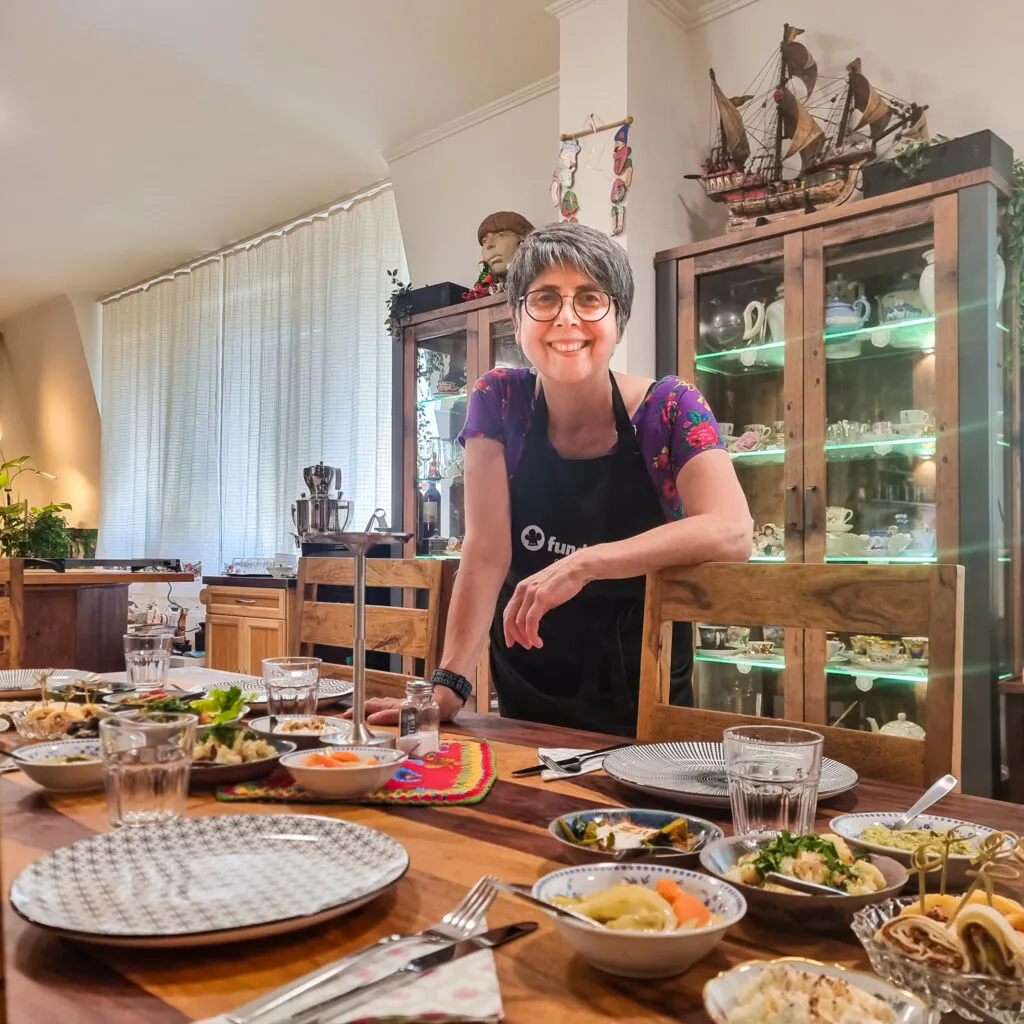Inhaberin Funda an einem gedeckten Tisch in ihrem Restaurant