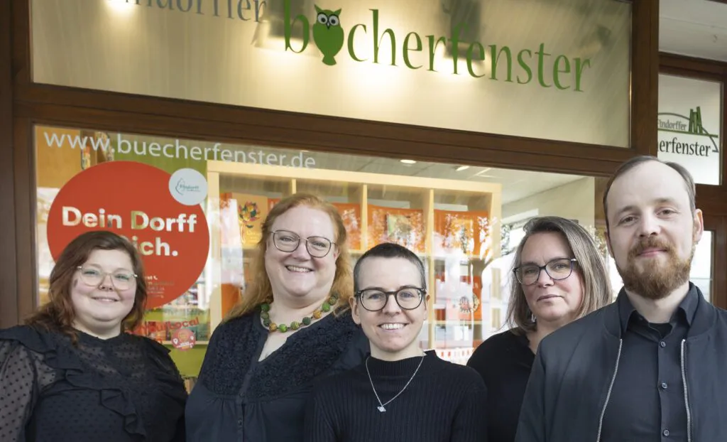 Team des Findorffer Bücherfensters vor der Buchhandlung