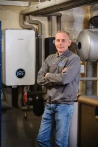 Der Inhaber steht im Heizungskeller