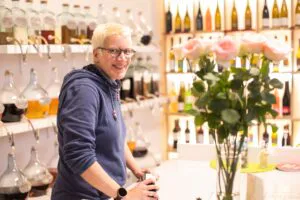 Die Inhaberin des Weinladens in ihrem Geschäft