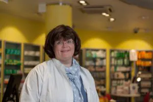 Portrait der Apothekerin Silke Iber in ihrer Apotheke