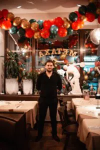 Der Inhaber in seinem Restaurant mit festlicher Dekoration