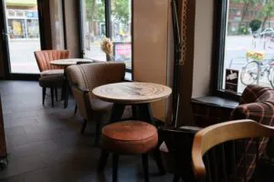 Eine Sitzecke in der Bäckerei