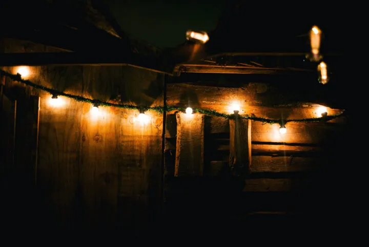Lichterkette vor Holzwand im Findorffer Winterdorf