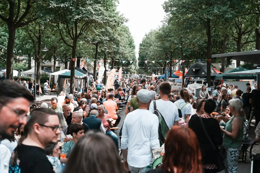 Flanierende Menschen beim Straßenfest