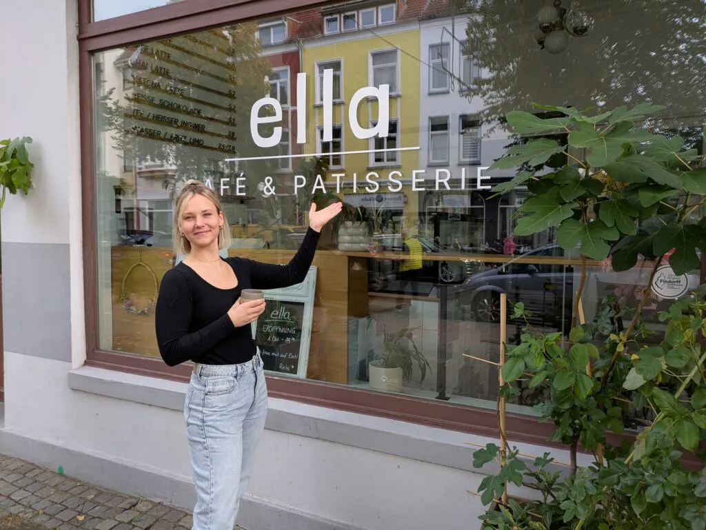 Inhaberin Rieke Kernsellack vor ihrer Patisserie