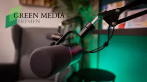 Mikro im Studio vor einem Sessel