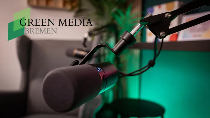 Mikro im Studio vor einem Sessel