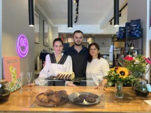 Gruppenfoto des familiengeführten Cafés