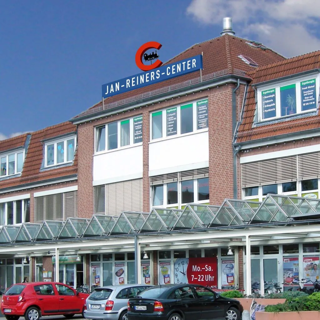 Eingang und Parkplatz des Jan-Reiners-Centers in Findorff
