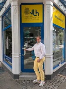 Steuerberater Biermann vor seinem Geschäft in Findorff