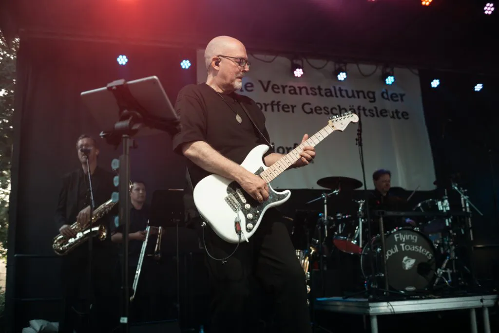 Foto des Gitarristen der Flying Soul Toasters auf dem Findorffer Dorfffest 2025