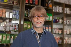 Inhaber Rainer Köhler in seinem Teeladen