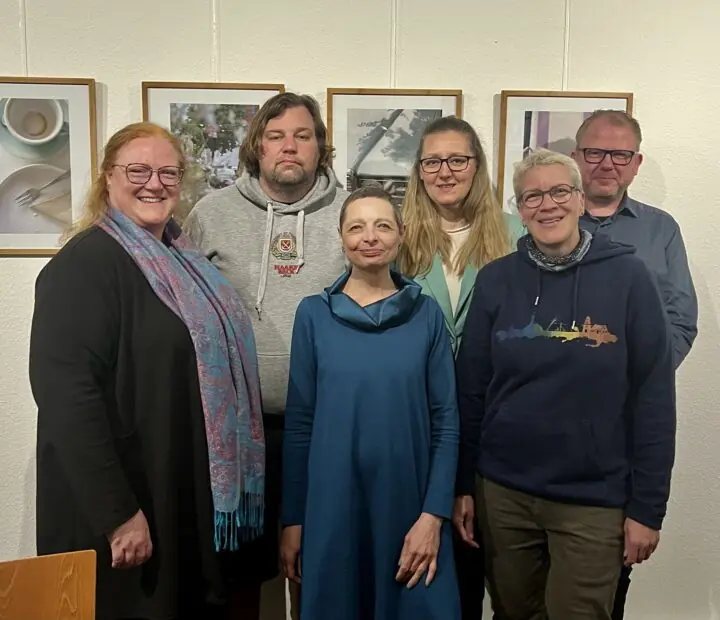 Gruppenfoto: Die sechs neuen Vorstandsmitglieder lächeln herzlich in die Kamera.