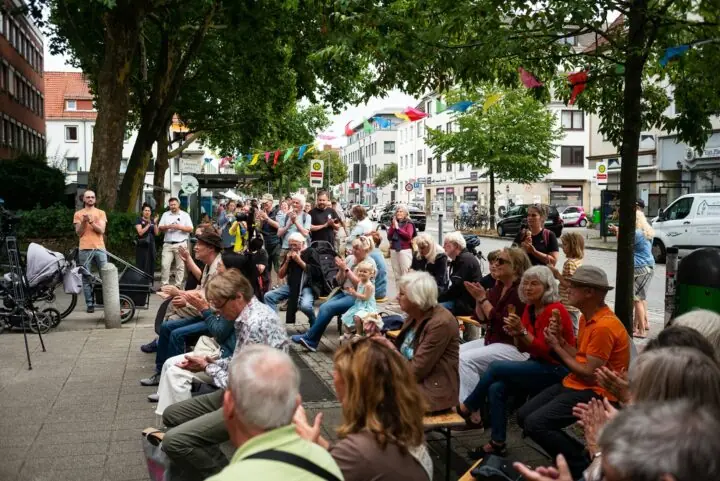 Publikum vor der Bühne auf der Straße
