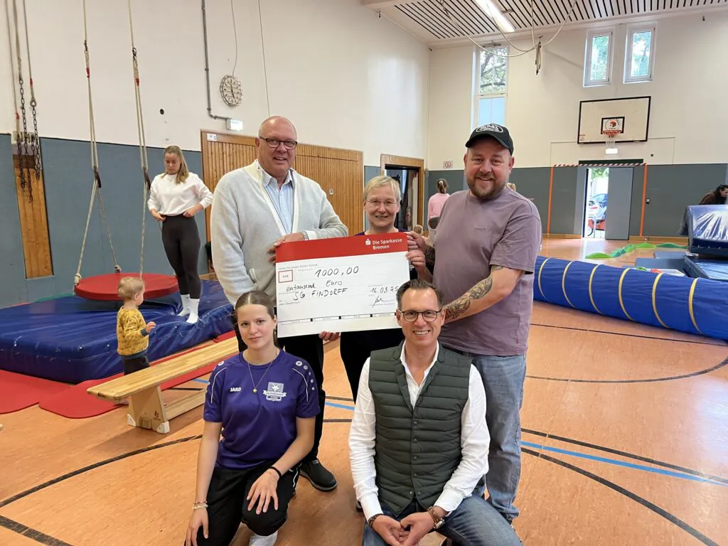 Symbolische Spendenübergabe an Anleiterinnen des Kinderturnens in der Turnhalle