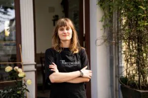 Inhaberin Waltraud Schnitzler vor ihrer Patisserie