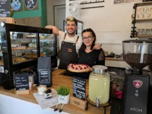 Die Inhaberin und ihr Sohn hinter dem Tresen des Cafés