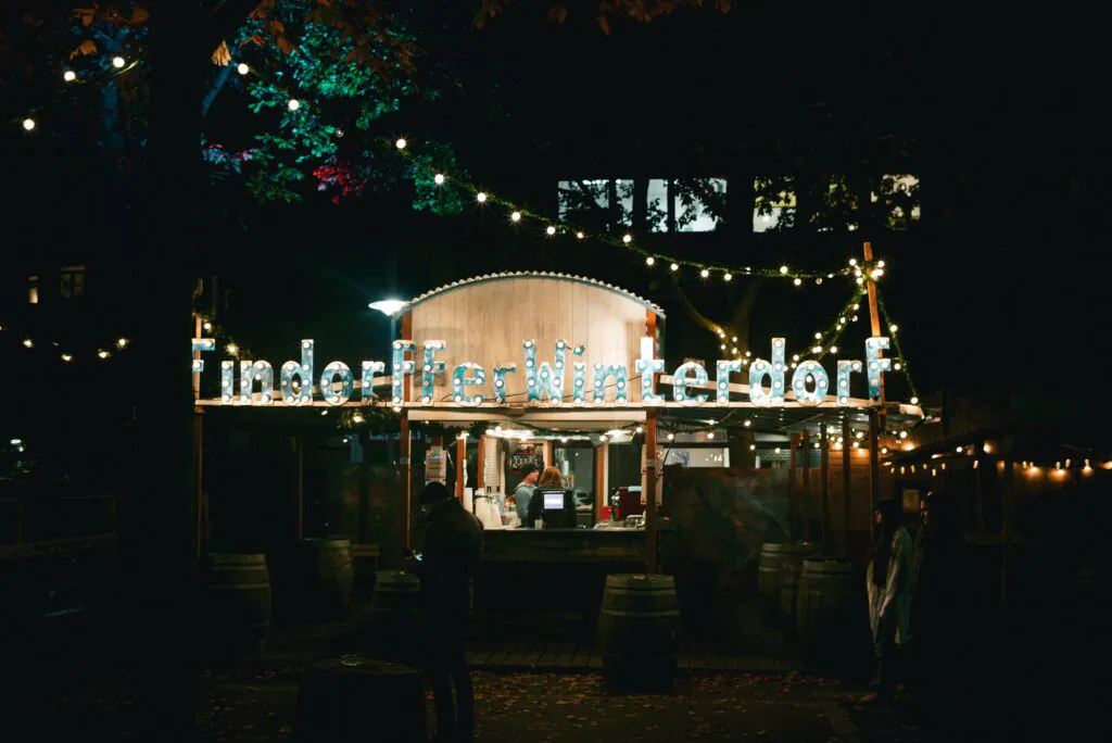 Das beleuchtete Findorffer Winterdorf bei Nacht.
