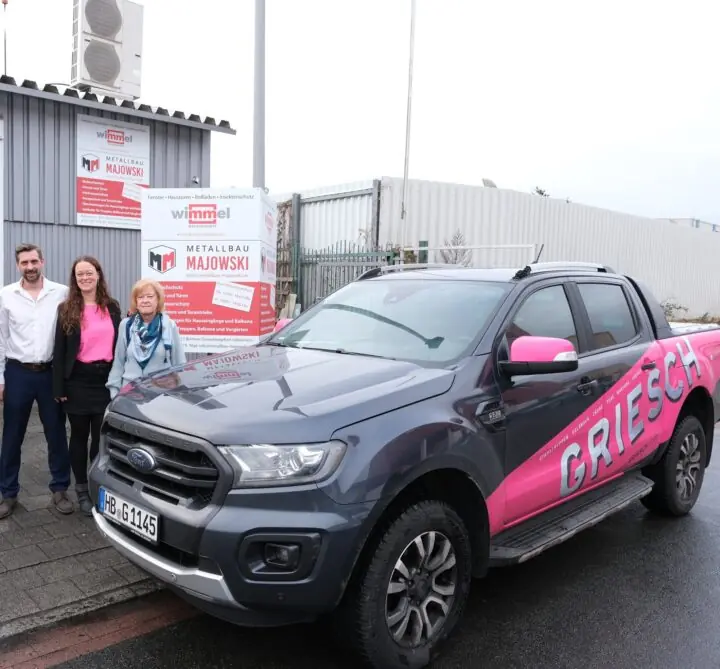 Die Familie Majowski ist vor dem Betrieb mit einem Firmenwagen zu sehen.