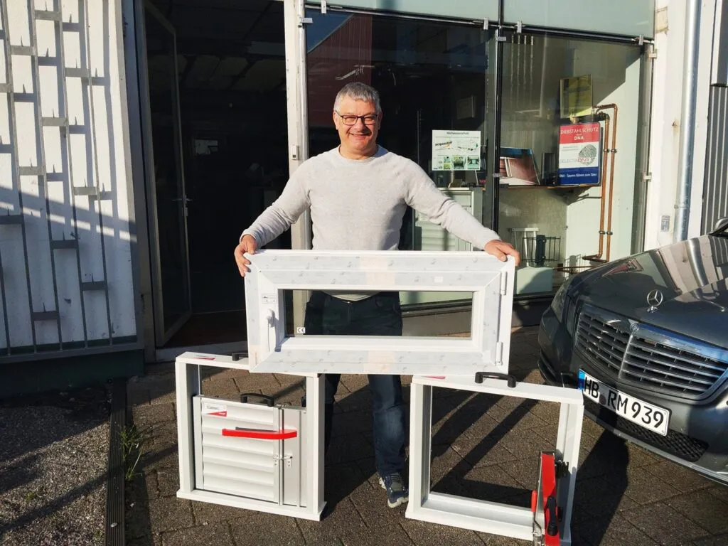 Inhaber Ralf Majowski mit Flutschutz-Produkten vor seinem Betrieb