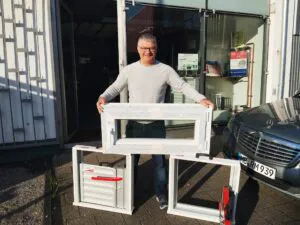 Inhaber Ralf Majowski mit Flutschutz-Produkten vor seinem Betrieb