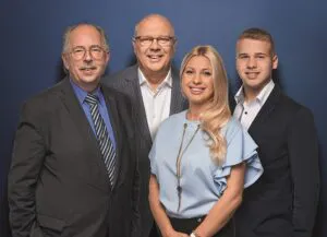 Team des Versicherungskaufmanns Manfred Scheithauer als Gruppenbild